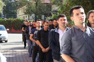 FETÖ şüphelisi 9 askerden 3'ü tutuklandı