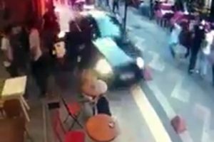 Otomobiliyle trafiğe kapalı sokağa giren sürücü dehşet saçtı