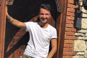 Sinan Özen yeni klibini Özbebiktan'da çekti