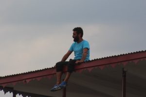 İntihar etmek için çatıya çıkan şahsı böyle ikna etti