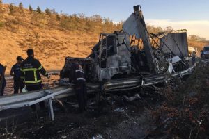 Feci kazada TIR şoförü yanarak can verdi