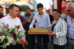Yangına gelen itfaiyecilere çiçekli ve baklavalı karşılama