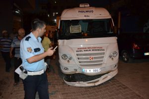 Dolmuş ile motosiklet çarpıştı 2 yaralı