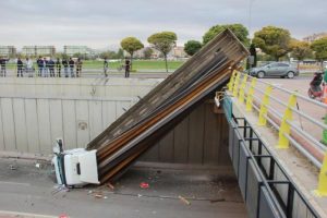 TIR, alt geçide uçtu: 2 yaralı