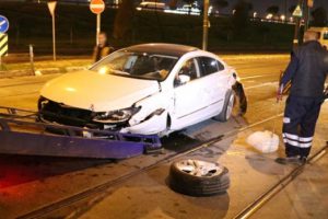 İstanbul'da otomobil tramvaya çarptı!