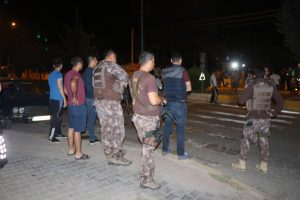 Gözaltındaki şahsa ateş açan grup ile polis çatıştı