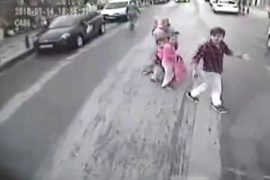 Kendisine yol veren otobüse saldırdı