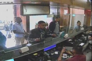 Binlerce sahte Avro'yu bırakıp kaçtı