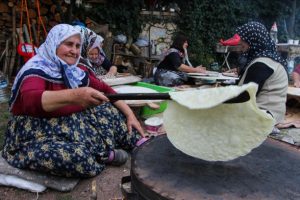 Kadınların 'imece' usulü kış hazırlığı telaşı