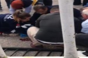 Okul bahçesinde oynarken üzerine demir kapı devrildi