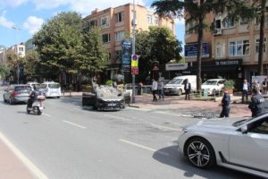 Bursa plakalı otomobil trafiği kilitledi