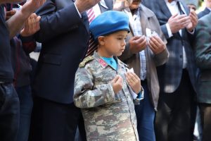 Şehit ağabeyini kamuflajıyla uğurladı