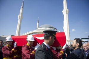 Babası ve kardeşi şehidi asker kıyafetiyle uğurladı