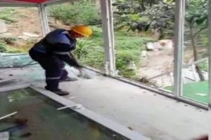 Oktar'ın villasında yıkım balyozlarla yapılıyor