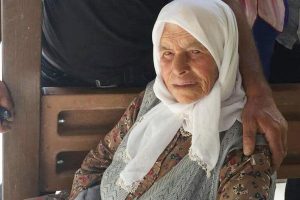 102 yaşındaki kadın kanepeden düşerek can verdi