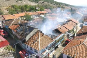 Afyonkarahisar'da ev yangını büyük korkuya sebep oldu