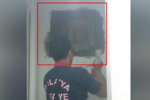 Mahsur kalan kuşu kurtarmak isterken sıkıştı