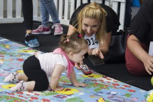 Bebekler anne ve babaları için emekledi