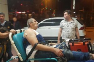 Caminin bahçesinde maganda kurşunu ile yaralandı