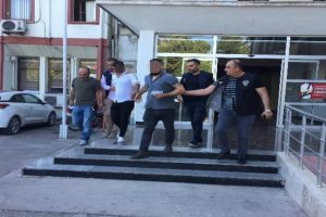 Borcunu ödemeyen kişiyi 6 saat boyunca silahla rehin aldılar