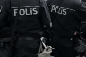 Ceza yazmak isteyen trafik polisini darp ettiler