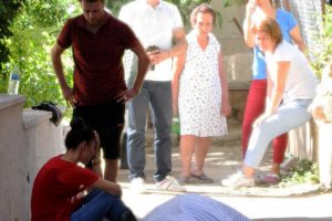 Balkondan düşen kadın feci şekilde can verdi