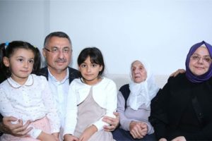 Cumhurbaşkanı Yardımcısı Oktay'dan şehit ailesine ziyaret