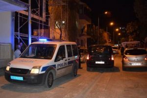 Eşiyle tartışmasına komşuları tepki gösterince dehşet saçtı