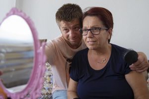 Hasta annesine konuşmayı yeniden öğretiyor