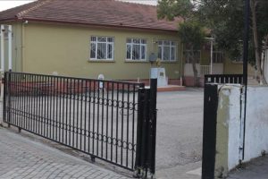Üzerine demir kapı devrilen çocuğun ölümüne soruşturma