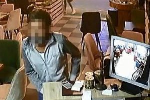 Kafede kasadan hırsızlık güvenlik kamerasında