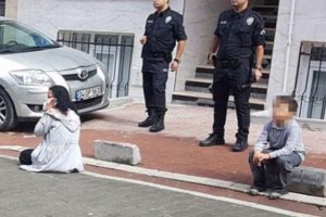 Sokak ortasında dehşet! Çocuğunun gözü önünde...
