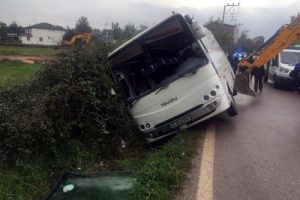 Öğrenci servisi su kanalına düştü: 3 yaralı
