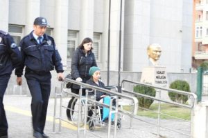Doğurduğu bebeği 5'inci kattan atan anne hakim karşısında