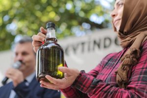 1300 yıllık ağaçtan elde edilen zeytinyağı 20 bin liraya satıldı