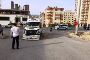 Servis minibüsüyle motosiklet çarpıştı