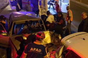 Hızını alamayan sürücü otomobile çarptı