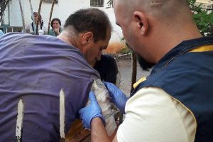Ağaçtan düştü, koluna korkuluk demiri saplandı