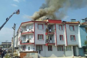 Bursa İnegöl'de 2 katlı binanın çatısı yandı