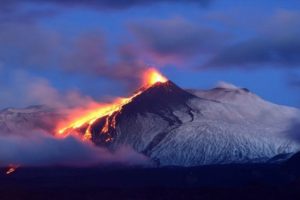 Etna Yanardağı denize kayıyor!