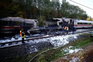 Almanya'da yolcu treni küle döndü