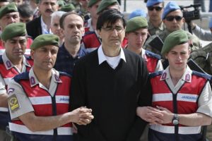 Tahliyesi yerine altınlarını istedi