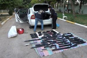 Durdurulan bir araç cephanelik gibi çıktı
