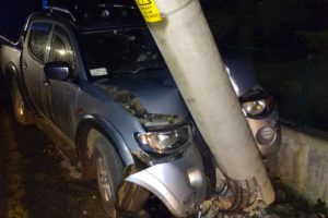 Elektrik direğine çarptı burnu kanamadan kurtuldu