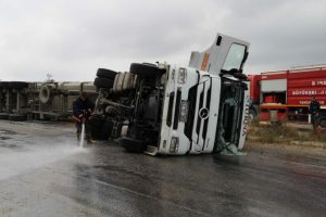 Bursa İnegöl'de talaş yüklü tır devrildi: 1 yaralı