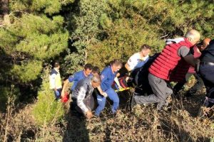 Otomobil 30 metrelik uçuruma yuvarlandı