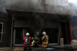 Depoda çıkan yangına bahçe hortumuyla müdahale ettiler