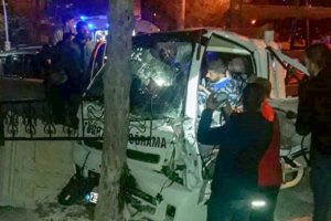 Mezarlığa çarparak durabildi: Yaralılar var