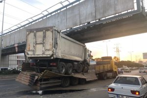 Kamyon ve kamyonet yüklü TIR üst geçide çarptı