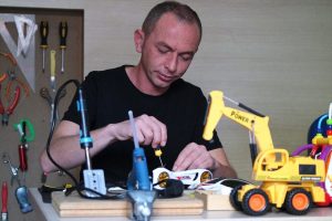 Bursa'da bozuk oyuncakları tamir edip fakir çocukları sevindiriyor